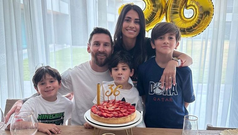Leo y su familia celebrando el cumpleaños. Foto: Instagram