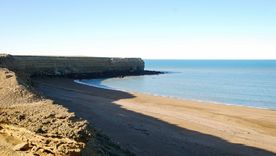 El pueblo de Puerto San Julián se asoma a la bahía que fue escenario del desembarco de Magallanes y primeras misas en territorio argentino. El pueblo de Puerto San Julián se asoma a la bahía que fue escenario del desembarco de Magallanes y primeras misas en territorio argentino.