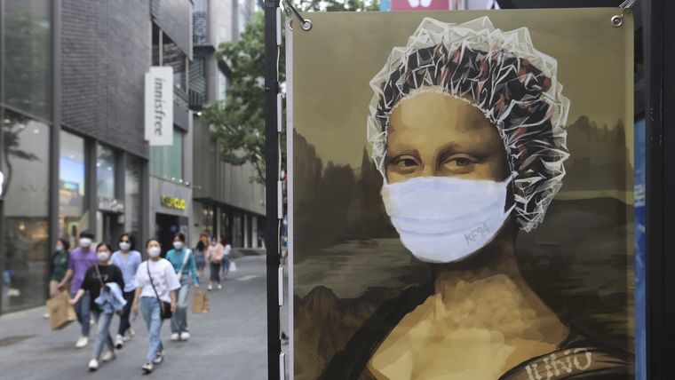 Personas con mascarilla en un distrito comercial en Seúl, Corea del Sur, el 26 de mayo de 2020.