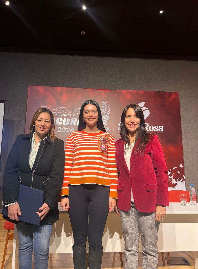 Dos legisladoras y una jefa comunal del espacio de los intendentes Foto: x: @Adry_Cano