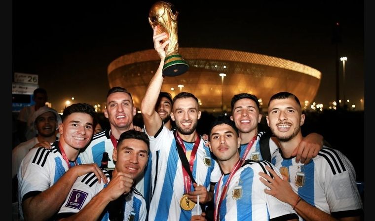 Los siete jugadores de la cantera millonaria con la Copa. Foto: Télam