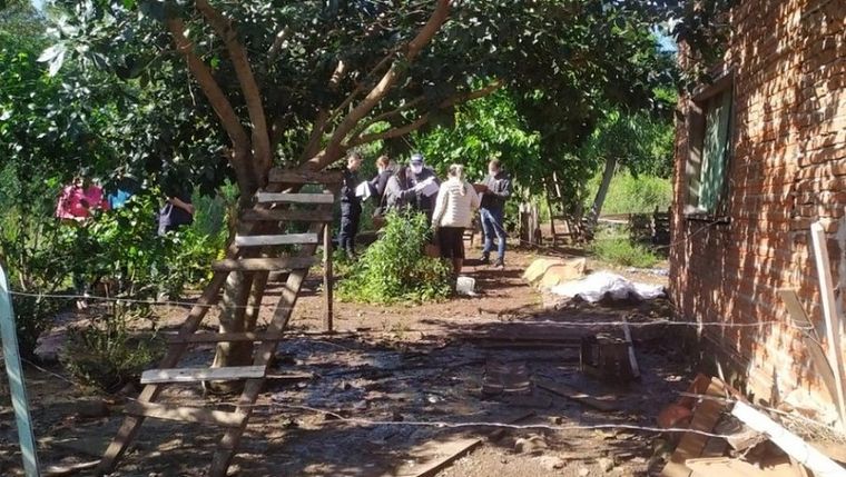 La dueña salió al patio y encontró dos cuerpos masculinos