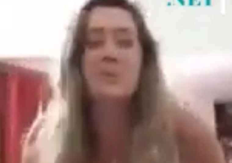 Ahora quiero hablar con mamá Las palabras de la maestra hicieron estallar las críticas.