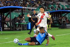 Julio Vila, defensor de Blooming va al piso ante la presencia de Sebastián Driussi, autor del 1-0 de River. Julio Vila, defensor de Blooming va al piso ante la presencia de Sebastián Driussi, autor del 1-0 de River.