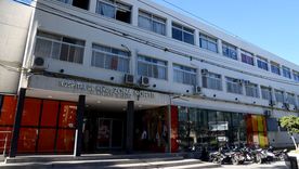 La niña fue hallada inconsiente y con signos de abuso sexual en el patio delantero de la casa de su abuela en Rosario.