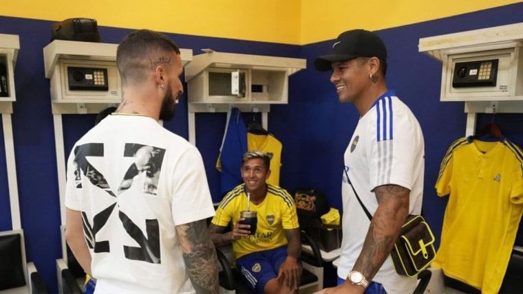 Benedetto, Almendra, con el mate, y Marcos Rojo.