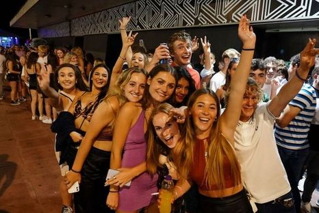 Clientes en la cola para entrar en un club nocturno en Brighton, Inglaterra, celebran el fin de las restricciones. Foto: GETTY IMAGES