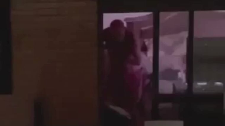 Demoraron a un hombre por disparar con un rifle de aire comprimido desde un balcón.