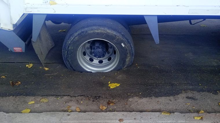 Se hundió el asfalto en Godoy Cruz y un camión recolector quedó atrapado. Se hundió el asfalto en Godoy Cruz y un camión recolector quedó atrapado.