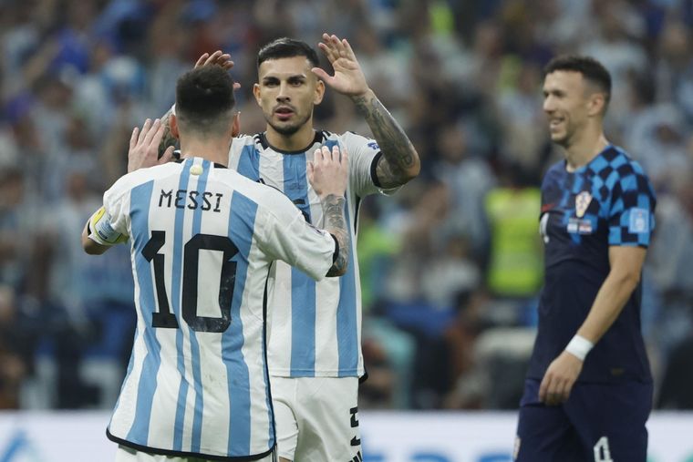 Paredes y Messi se abrazan tras el primer gol de Argentina. Foto: EFE