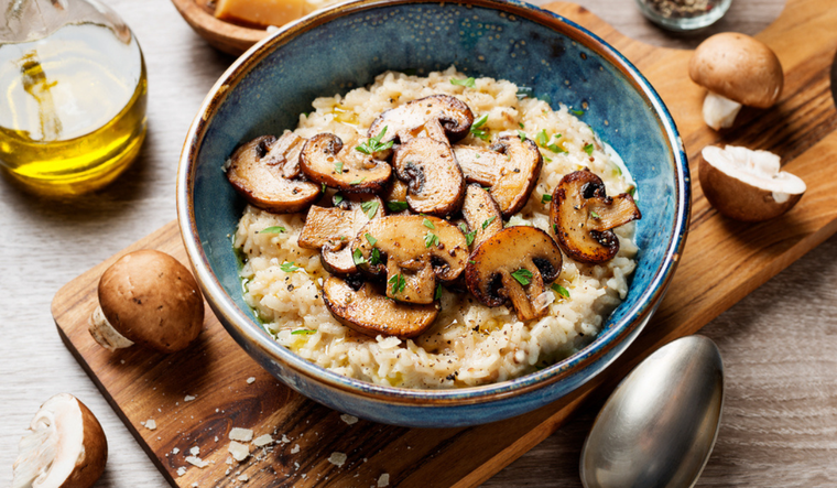 Además de su delicioso sabor, el risotto de champiñones ofrece oportunidades creativas en la presentación Foto: Shutterstock