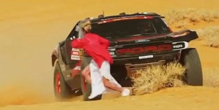 El instante captado en video mostró cuán cerca estuvo una espectadora de ser embestida durante el Dakar.