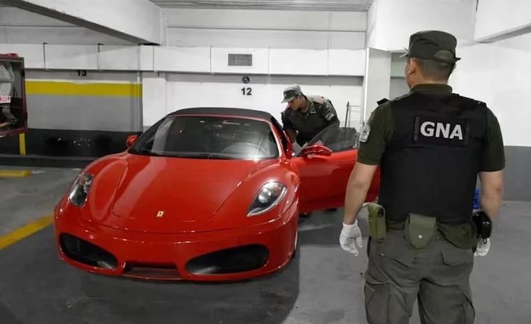 Los autos a subastar son: una Ferrari F430 deportiva, una pick-up Chevrolet Silverado y una camioneta Chevrolet 3100 clásica. Foto: NA