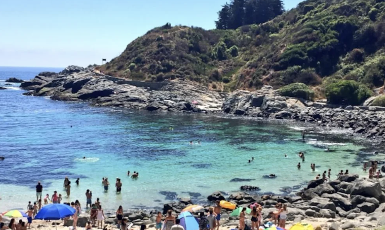 Las Cujas, conocida como el “Caribe Chileno”, atrae por sus aguas turquesa y ambiente relajado. Foto: Archivo Las Cujas, conocida como el “Caribe Chileno”, atrae por sus aguas turquesa y ambiente relajado. Foto: Archivo 