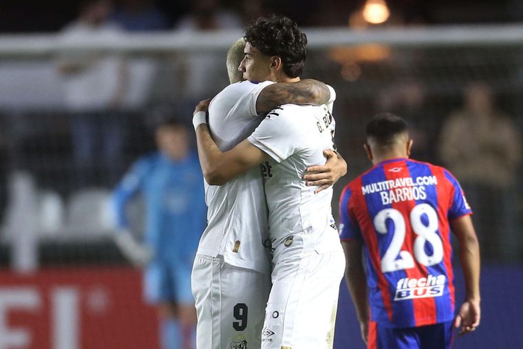 Gabigol festeja su gol con Gabriel Bontempo, autor del otro tanto del elenco brasileño. Gabigol festeja su gol con Gabriel Bontempo, autor del otro tanto del elenco brasileño. 