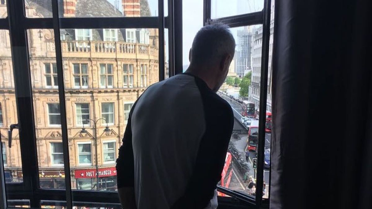 Un reconocido y polémico conductor se separó de su pareja 30 años menor: de quién se trata