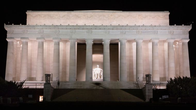 Entre ellos saltaron chispas mientras caminaban hacia el Monumento a Lincoln en Washington DC.