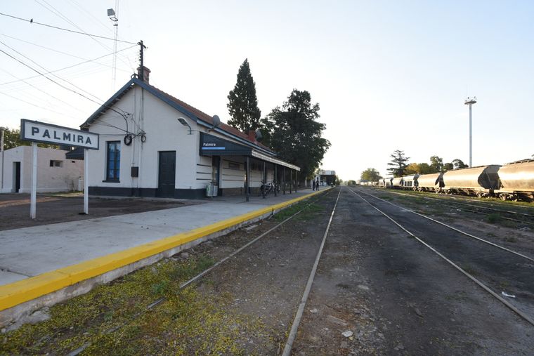 El tren de pasajeros que conecta Mendoza con la Ciudad de Buenos Aires llegó este miércoles a la Estación Palmira. Foto: Maximiliano Ríos/MDZ