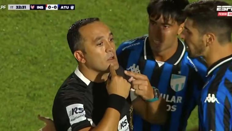 Fernando Espinoza en Instituto vs Atlético Tucumán