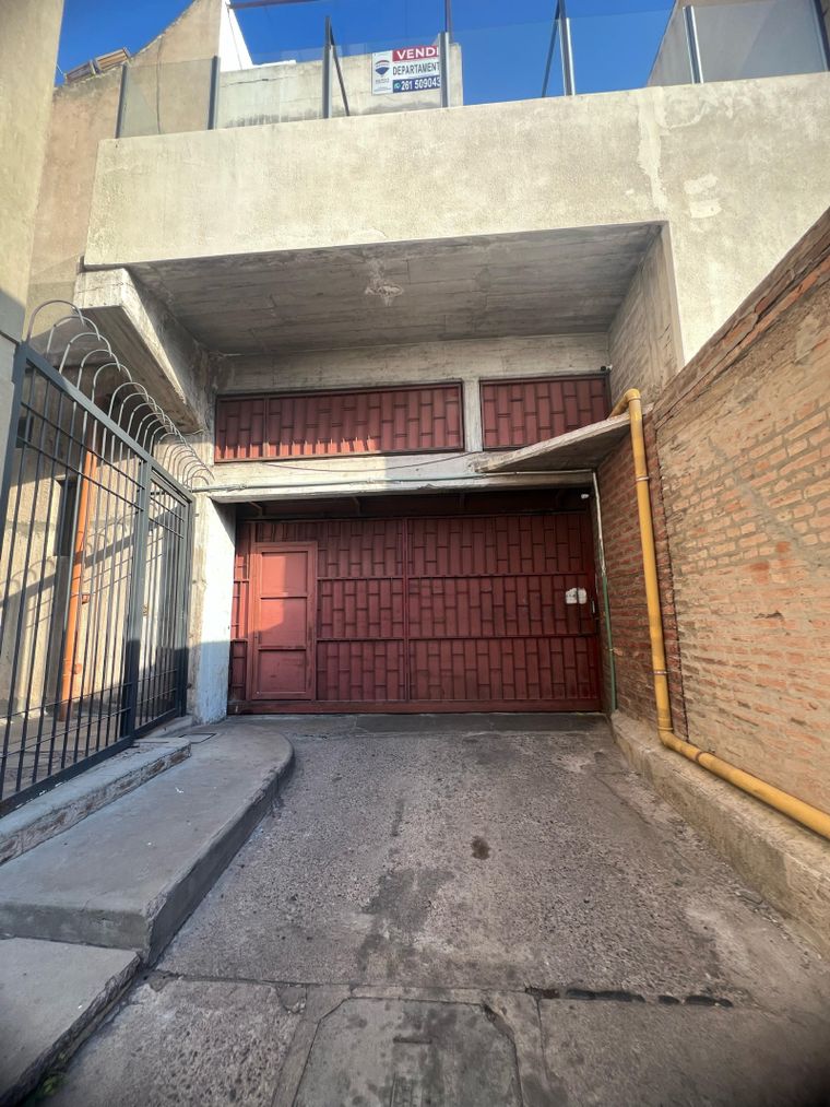 El portón de ingreso al estacionamiento del que sustrajeron tres motos en cinco días Foto: Gentileza