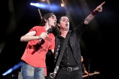 punk carinoso: el cantante de green day le partio la boca a un fan argentino