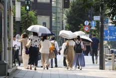 En medio de la ola de calor, los japoneses usan paraguas blancos para no sufrir tanto el sol. En medio de la ola de calor, los japoneses usan paraguas blancos para no sufrir tanto el sol.