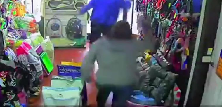 La víctima ahuyentó a los dos delincuentes al lanzarles agua hirviendo Foto: captura de video