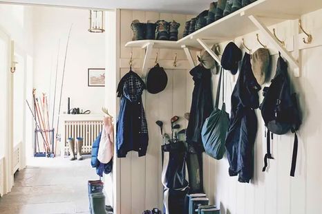 Para abrigos, sombreros y bufandas mojados, colocar ganchos en la entrada o en el cuarto de servicio es la forma más sencilla de evitar que la humedad se extienda por toda la casa. Para abrigos, sombreros y bufandas mojados, colocar ganchos en la entrada o en el cuarto de servicio es la forma más sencilla de evitar que la humedad se extienda por toda la casa.