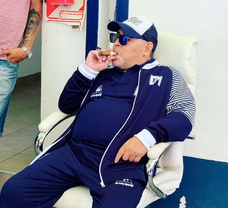 Maradona, protagonista de los memes por la salvación de Gimnasia