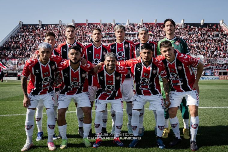 La foto grupal de los jugadores de Chacarita en el 0-1 vs. Almirante Brown por la fecha 31. La foto grupal de los jugadores de Chacarita en el 0-1 vs. Almirante Brown por la fecha 31.