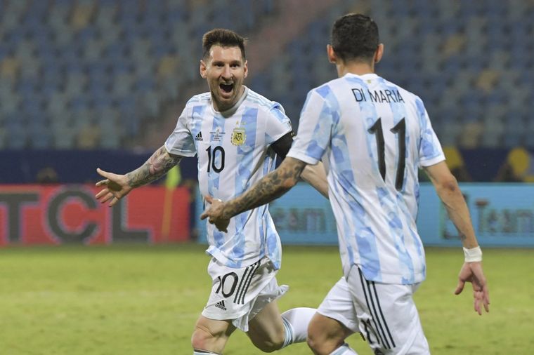 Messi ya marcó de penal y Di María corre a festejar con su amigo. Foto: @Argentina