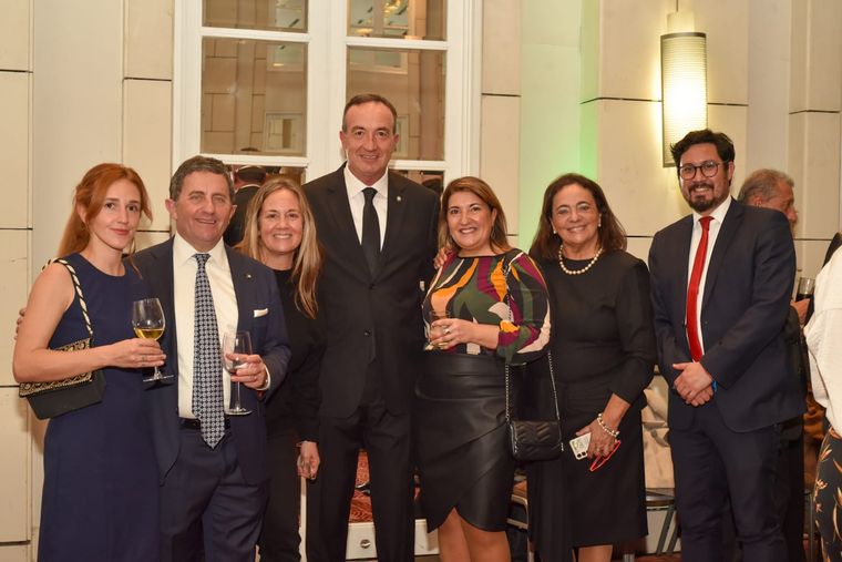 Federica Polizzi, el cónsul Giuseppe D'Agosto, Mariela Ardito, Gabriel Fidel, Mónica Mirabile, María Flavia Filippini y Sergio Marinkovich. Federica Polizzi, el cónsul Giuseppe D'Agosto, Mariela Ardito, Gabriel Fidel, Mónica Mirabile, María Flavia Filippini y Sergio Marinkovich.