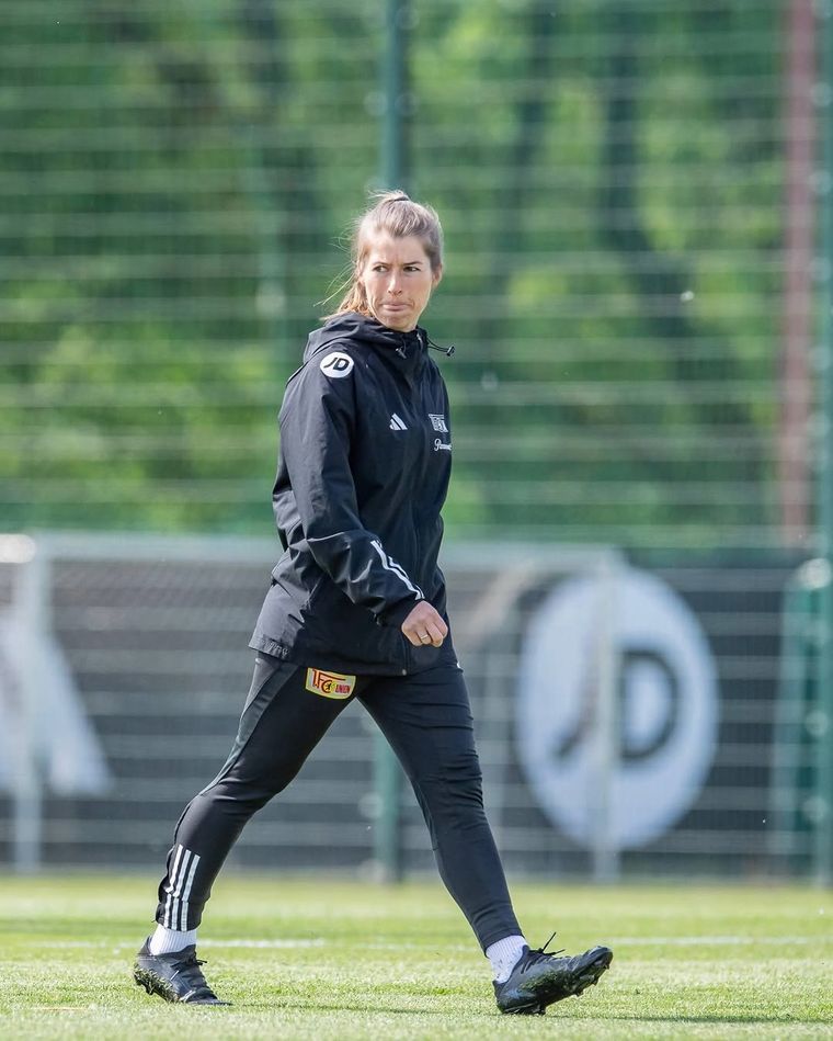 Marie-Louise Eta, primera entrenadora de la Bundesliga masculina. Marie-Louise Eta, primera entrenadora de la Bundesliga masculina.