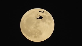 El cruce del avión y el helicóptero frente a la Luna registrado por el fotógrafo Craig Shimala.