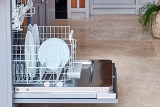 Para saber si un lavaplatos necesita mantenimiento primero revisar los platos para saber si está lavando bien; segundo, revisar si existen malos olores y por último verificar si hay fugas (agua acumulada en el suelo alrededor del artefacto) Foto: Future