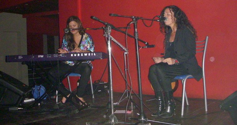 En plena actuación, Elbi Olaya y Mariela Contreras deslumbraron al público. Foto: MDZ