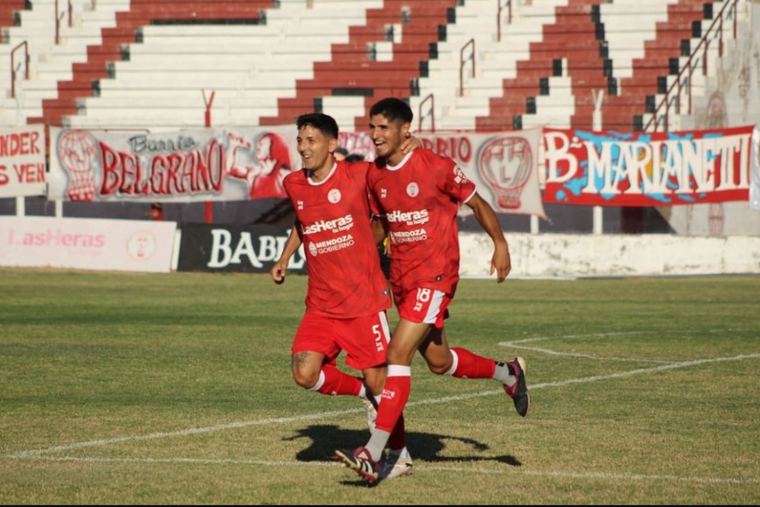 Huracán las Heras venció a Palmira y quedó a tiro del campeonato. Foto: Prensa HLH