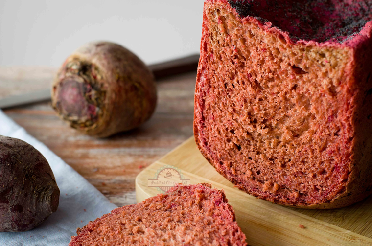 La receta de pan de remolacha mejora el contenido nutricional del pan, sumando fibra, antioxidantes y vitamina C. La receta de pan de remolacha mejora el contenido nutricional del pan, sumando fibra, antioxidantes y vitamina C.