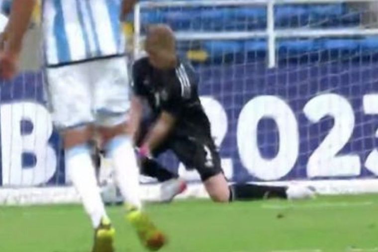 Gomes Gerth, arquero juvenil que estuvo en Qatar como sparring, cometió un grosero error en la derrota de Argentina sub 20.