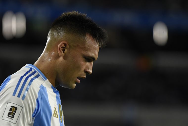 Polémica caliente en Guayaquil: Lautaro Martínez acusó a Roldán de amenazar a la Selección con el Mundial. Foto: Juan Mateo Aberastain / MDZ