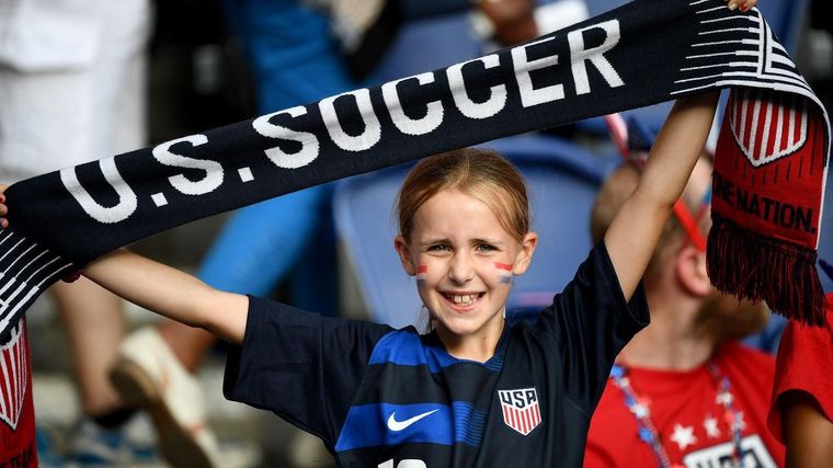 La alegría de una aficionada en el partido Francia-EE.UU. durante el Mundial Femenino de Fútbol de 2019, en París.
