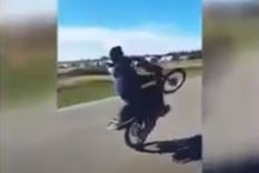 Los jóvenes violaron la cuarentena para correr en moto y hacer willy en una ruta nacional