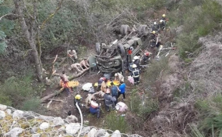Duelo nacional El camión volcó con 22 soldados que volvía tras hacer ejercicios en el Lago Lolog Foto: NA