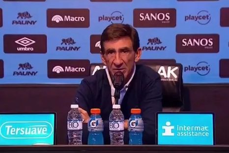 Gustavo Costas no esquivó la interna de Racing por la salida de Salas, pidió unidad y ya piensa en Boca. Foto: captura de TV. Gustavo Costas no esquivó la interna de Racing por la salida de Salas, pidió unidad y ya piensa en Boca. Foto: captura de TV.