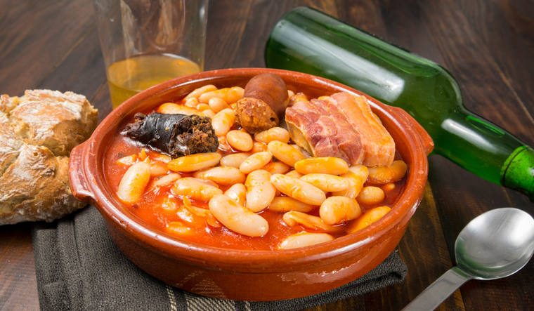 Se utilizan fabes (alubias blancas asturianas) espec&iacute;ficas para esta receta, reconocidas por su textura cremosa y sabor delicado, diferentes de las alubias comunes. &nbsp;