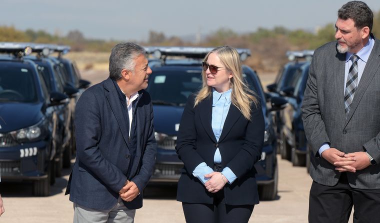 alfredo cornejo casado kerchner entregan moviles motos camionetas base condor (23)