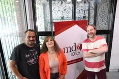 La oyente del año estuvo MDZ Radio y llevó su colección de tapas de diario del Mundial de 1978 Foto: ALF PONCE MERCADO