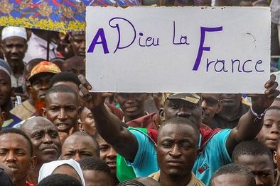 MDZol | Adiós Francia, dice un cartel sostenido por un manifestante a favor del golpe en Níger. Foto: REUTERS