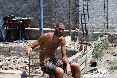 Gil Pereg posando a pocos metros del lugar donde fueron encontrados los cuerpos de las dos mujeres. / Alf Ponce Mercado - Télam Gil Pereg posando a pocos metros del lugar donde fueron encontrados los cuerpos de las dos mujeres. / Alf Ponce Mercado - Télam