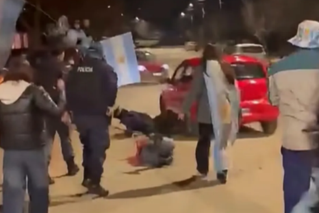 En medio de los festejos por el triunfo de la Selección, un joven atropelló a un Policía. En medio de los festejos por el triunfo de la Selección, un joven atropelló a un Policía.